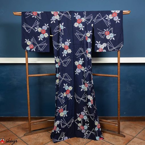 Yukata, kimono estivo blu indaco con fiori di cosmos