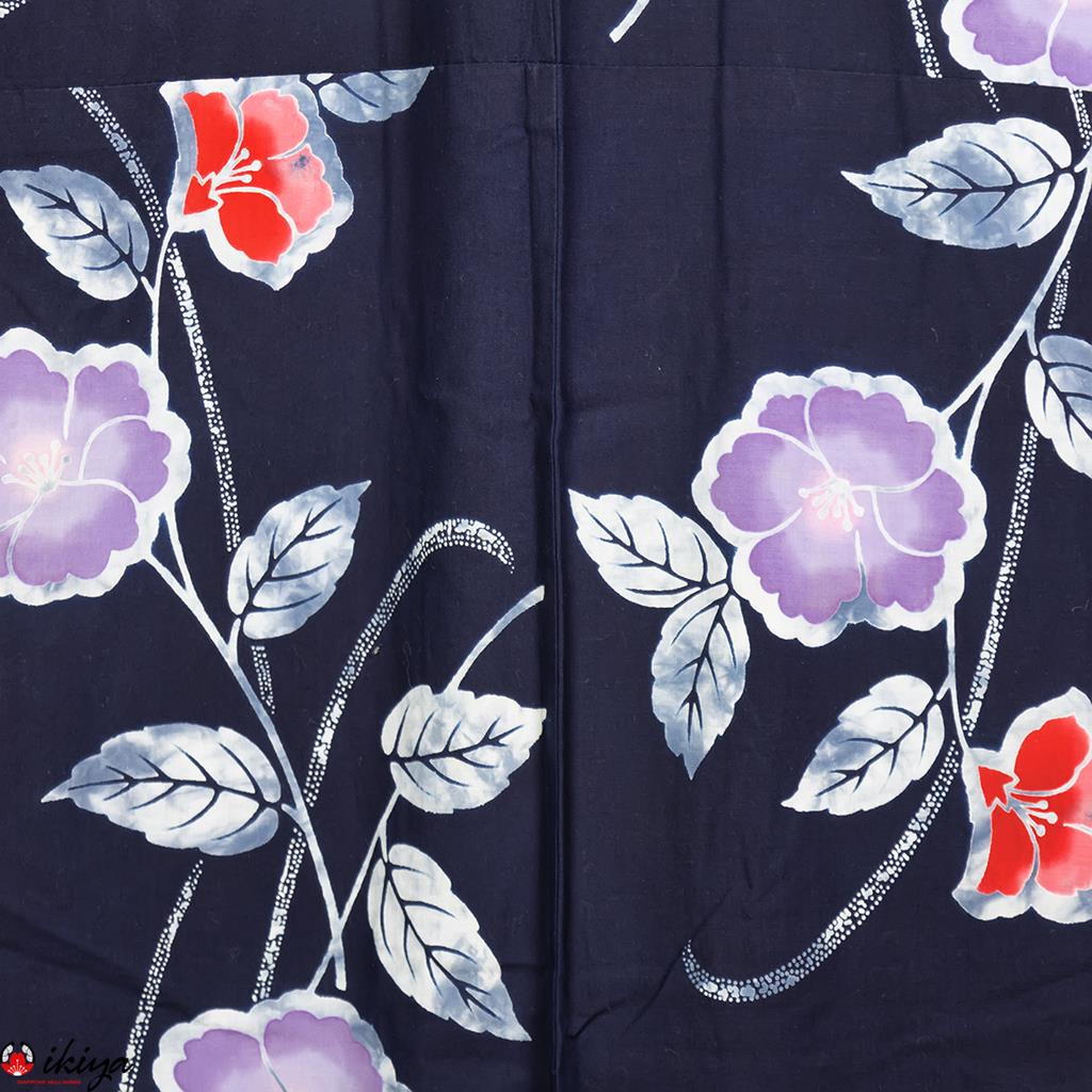 Yukata, kimono estivo blu indaco con fiori rossi e viola - immagine 2