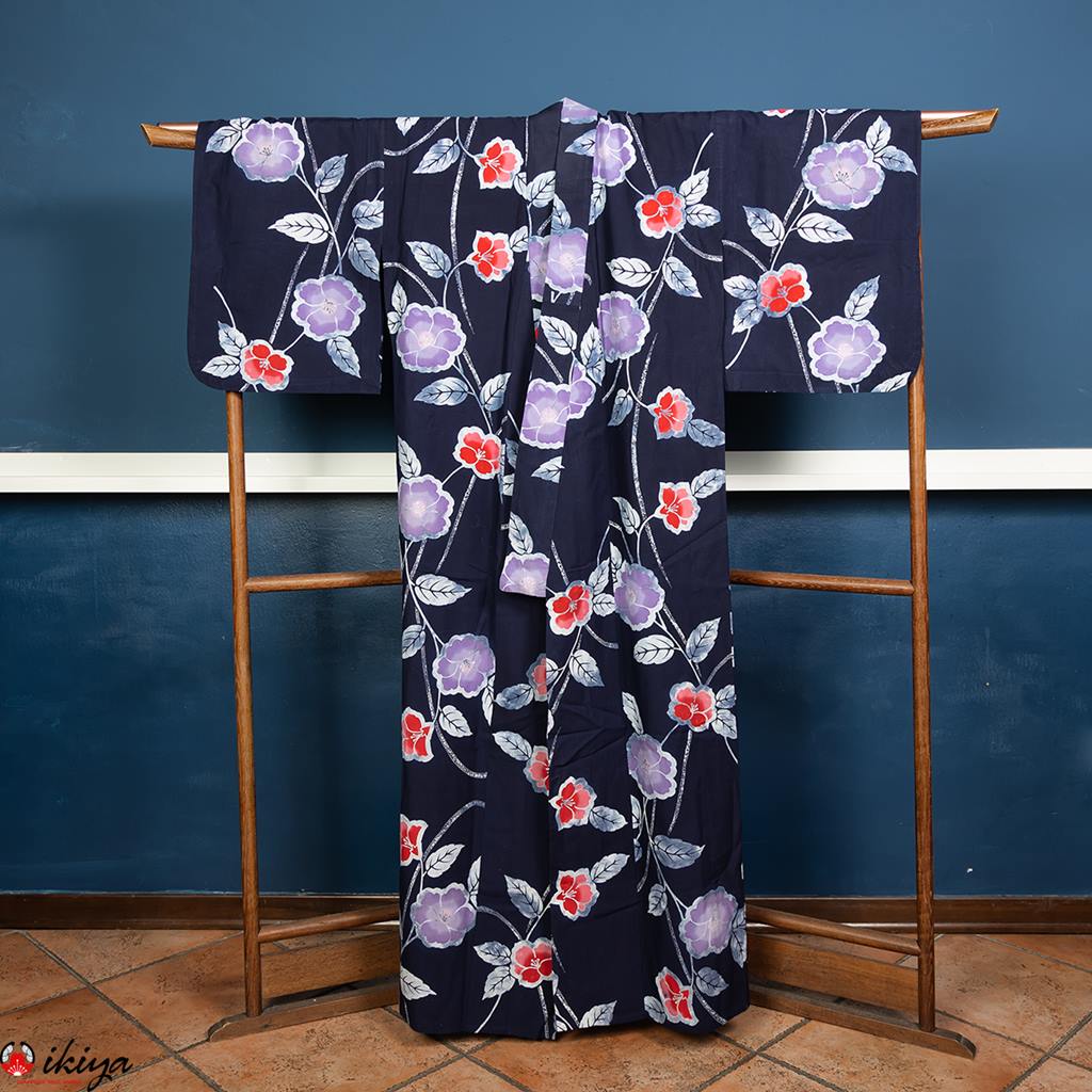 Yukata, kimono estivo blu indaco con fiori rossi e viola - immagine 3