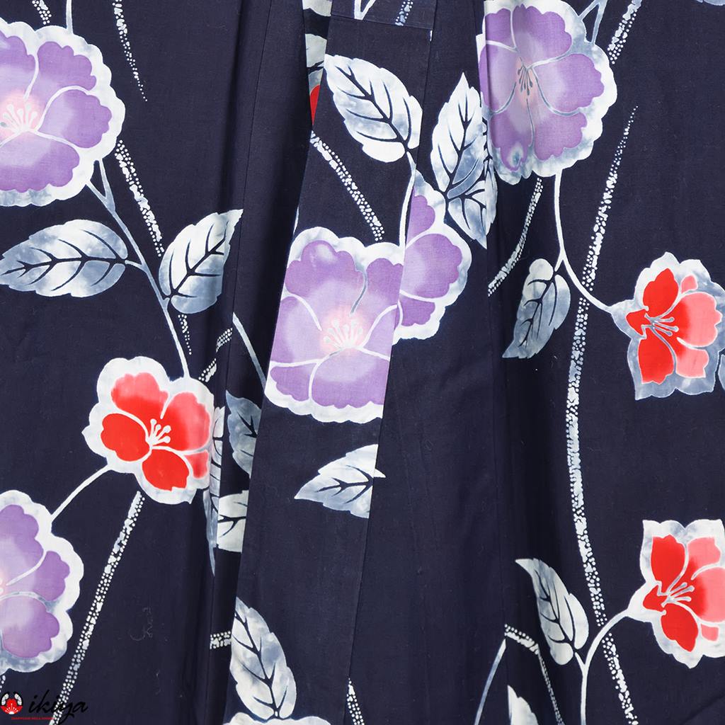 Yukata, kimono estivo blu indaco con fiori rossi e viola - immagine 4