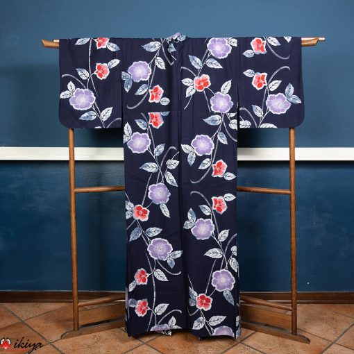 Yukata, kimono estivo blu indaco con fiori rossi e viola