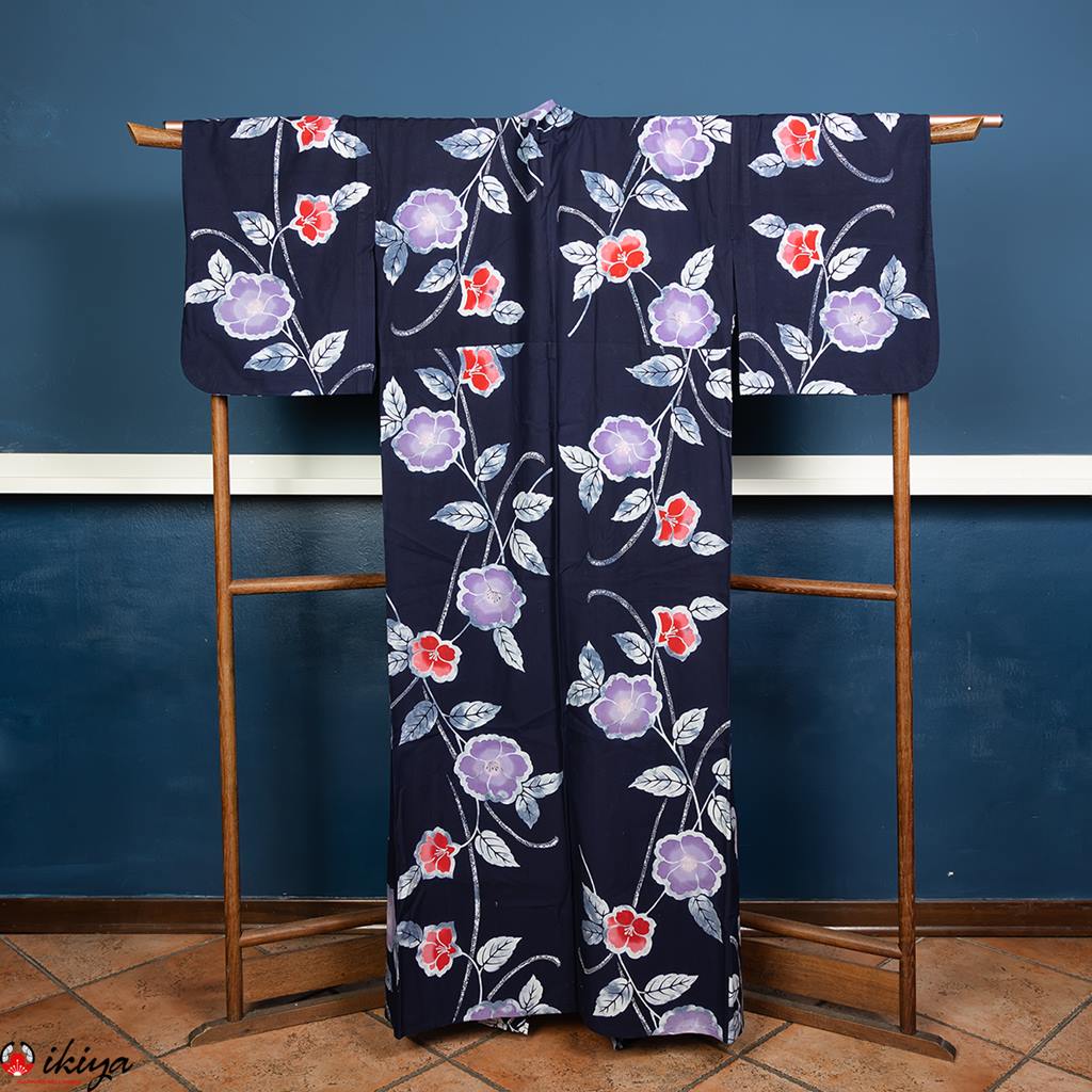 Yukata, kimono estivo blu indaco con fiori rossi e viola