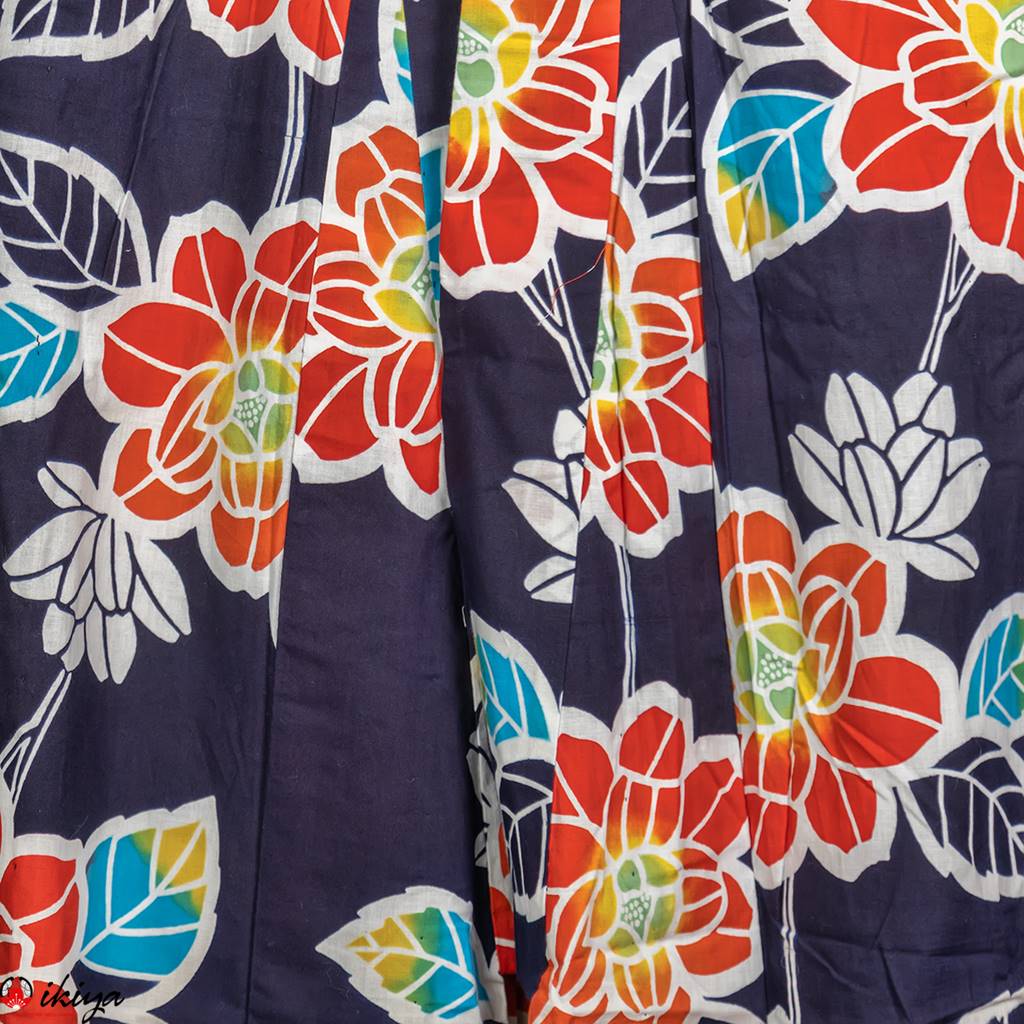 Yukata, kimono estivo blu indaco con rose colorate - immagine 2