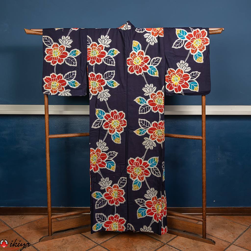 Yukata, kimono estivo blu indaco con rose colorate