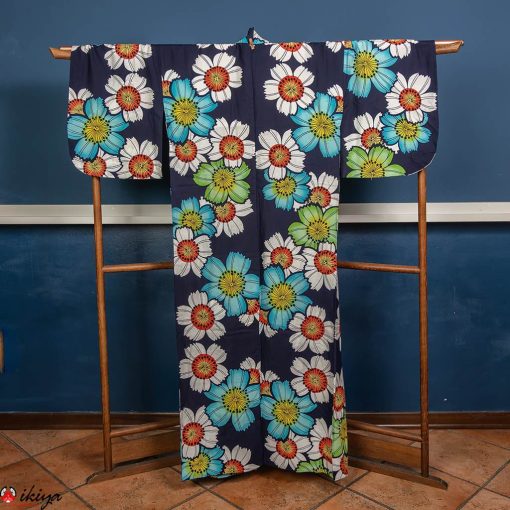 Yukata, kimono estivo blu indaco con sakura colorati