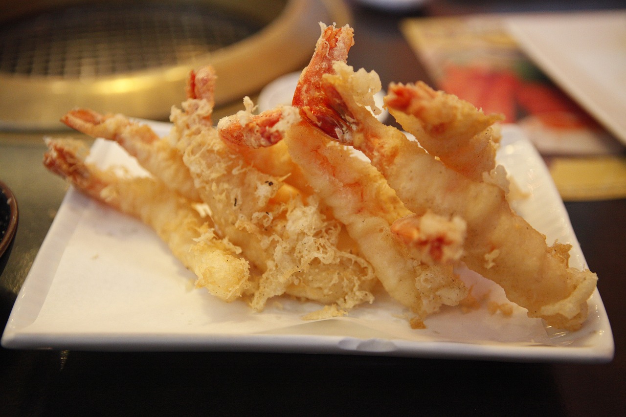 Gamberi in tempura giapponese croccante su piatto bianco, esempio di ricetta del laboratorio online di cucina giapponese con Ikiya