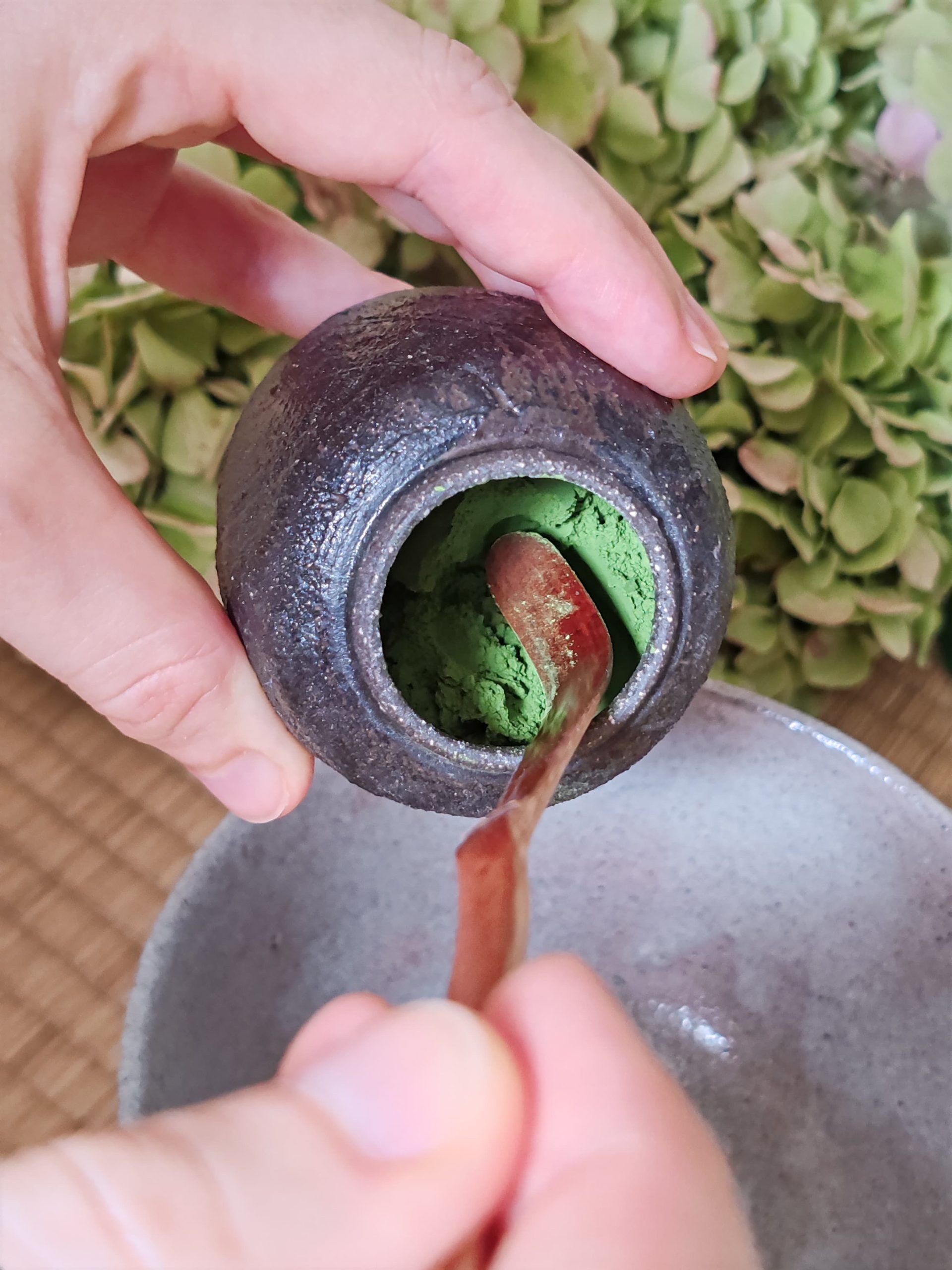 Ciotola di matcha giapponese autentico in polvere, colore verde intenso